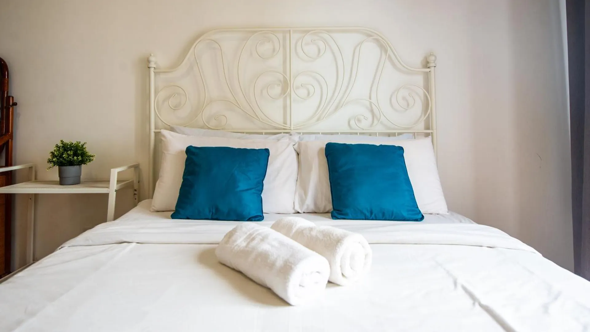 Casa Orient @ Macalister 218 ❈中路218东方之家 3Br 8Pax contacts
